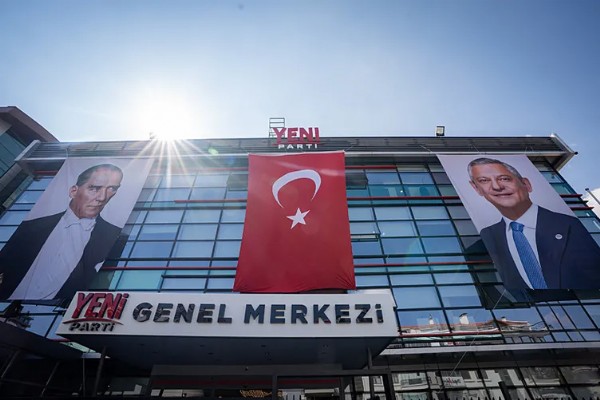 Yeni Parti'de Koltuk Kavgası Kızıştı! Her Kanattan Farklı Aday